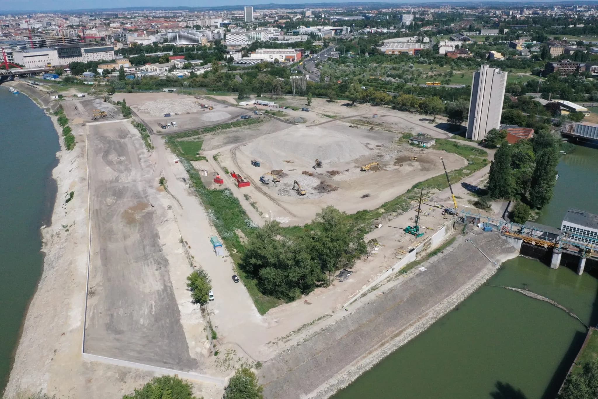 2021 – Nemzeti Atlétikai Központ bontása és földmunkái
